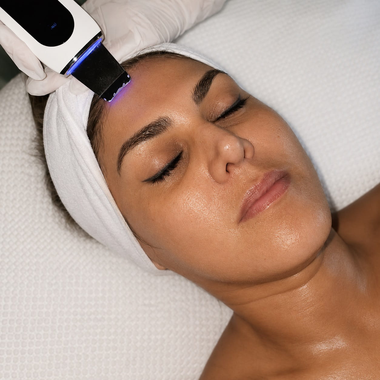 Customized hydro facial service in Plano TX using professional skincare products to cleanse, hydrate, and restore natural skin glow.